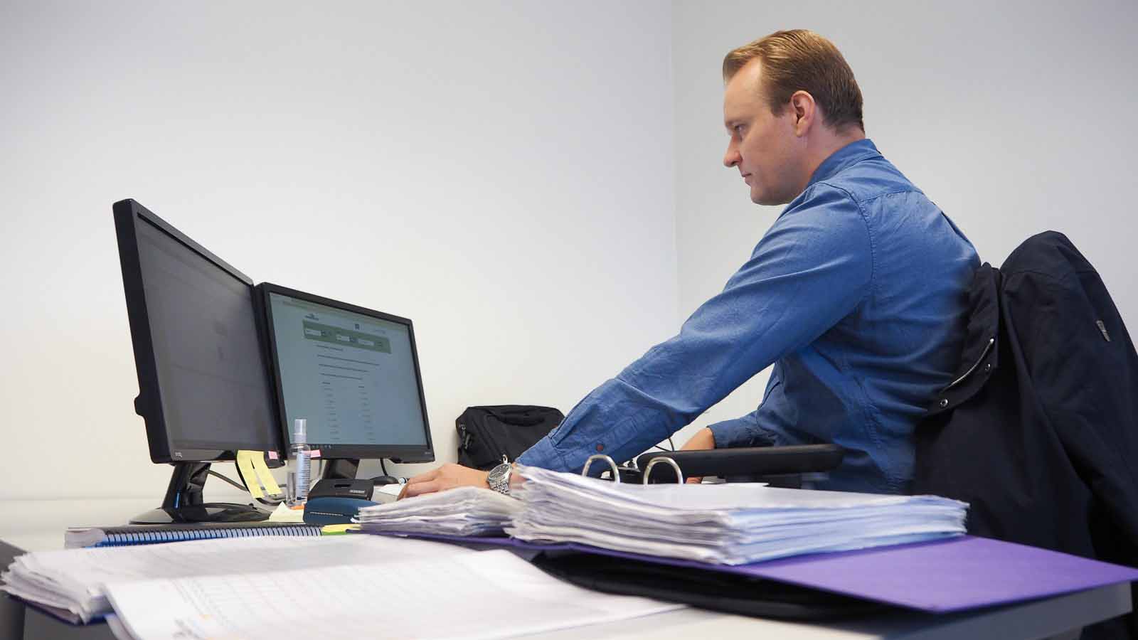 Kuljetusliike Ilmari Lehtosen myyntipäällikkö Mauri Vehkaperä työhuoneessaan.